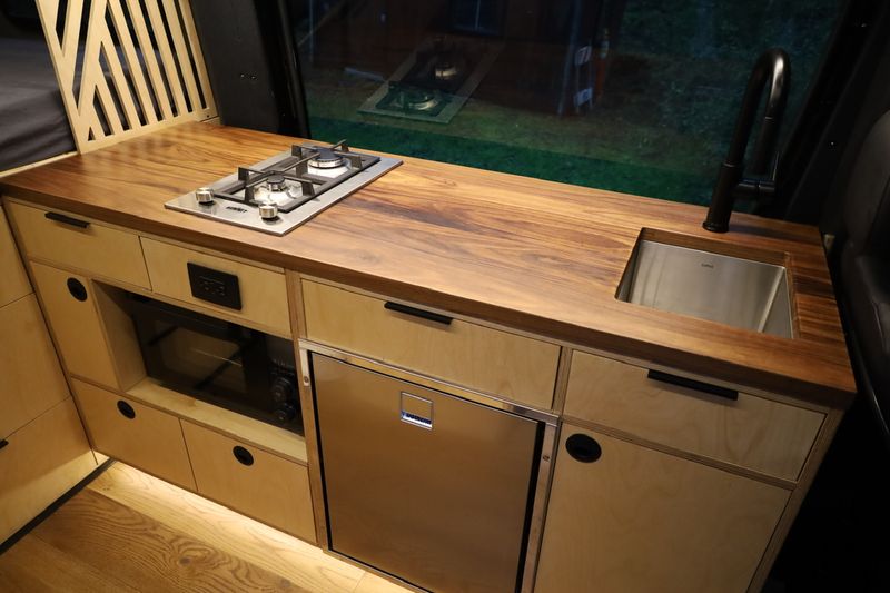 Picture 4/31 of a 2022 Sprinter 4x4 - Luxury Off-Grid Van - 19k miles for sale in Palo Alto, California