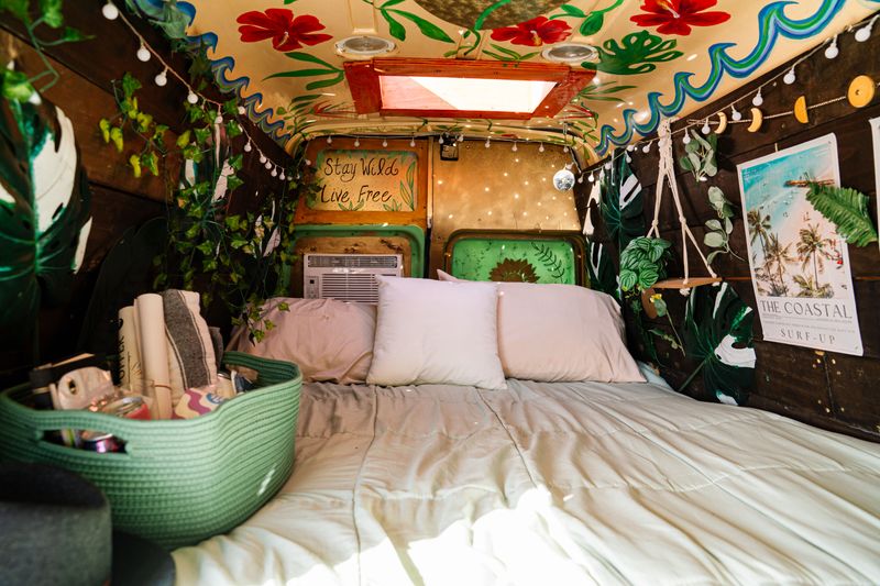 Picture 5/21 of a 2009 high top surf van 🌊🚐🏄🏼‍♀️ ford econoline 250 for sale in Saint Petersburg, Florida