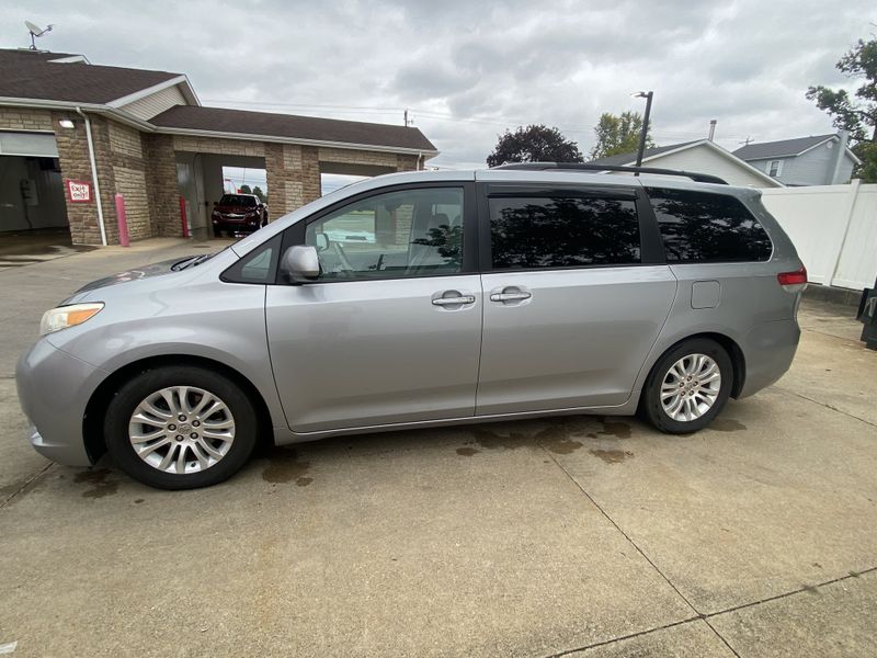 Picture 1/18 of a 2014 Toyota Sienna for sale in Edgewater, New Jersey